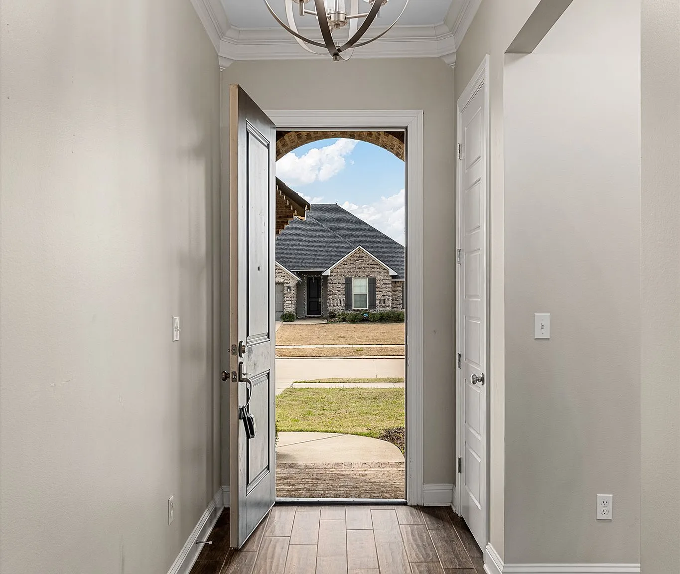 3 bed, 1891 sqft, $2,500 — Photo 3