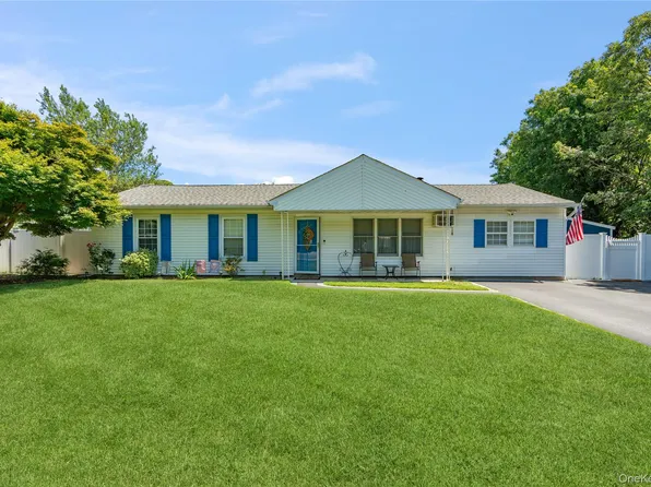 549 Blue Point Road, Farmingville, NY 11738