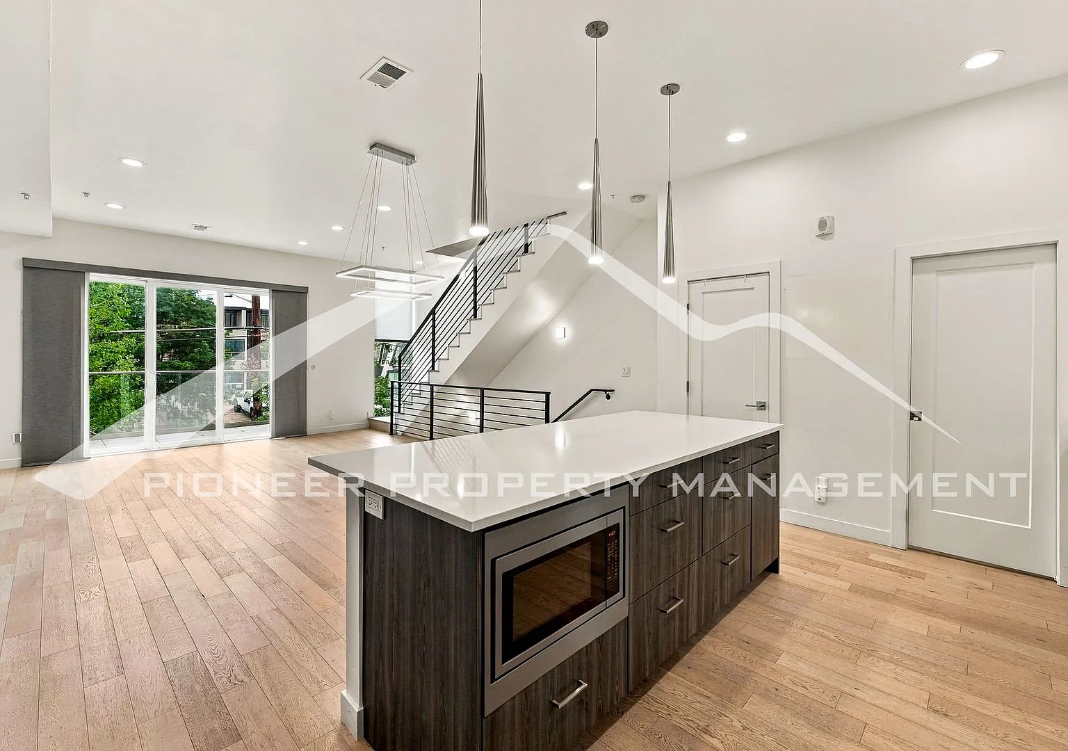Stunning Townhome with Central AC and Washer/Dryer — Photo 4