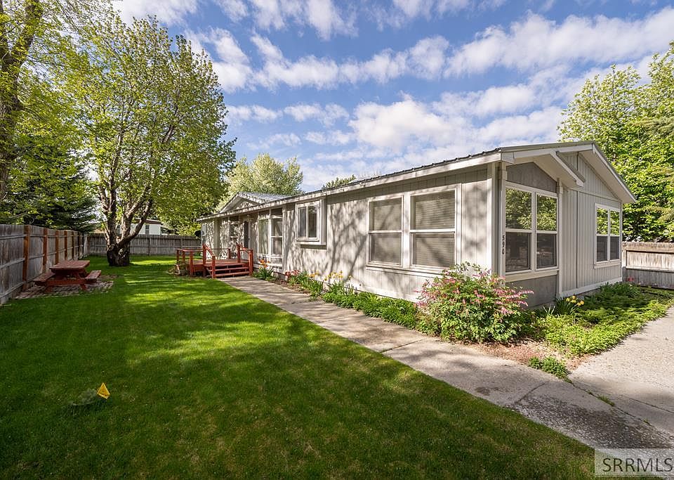1st image of 590 E Coachman Cir