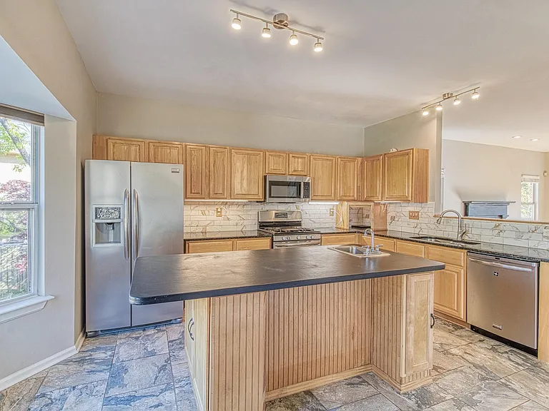 310 W Taylors Xing — Photo 16