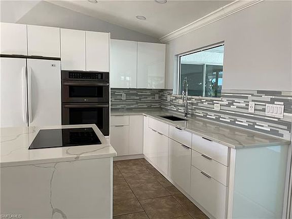 5th image of 907 NE 10th Ln