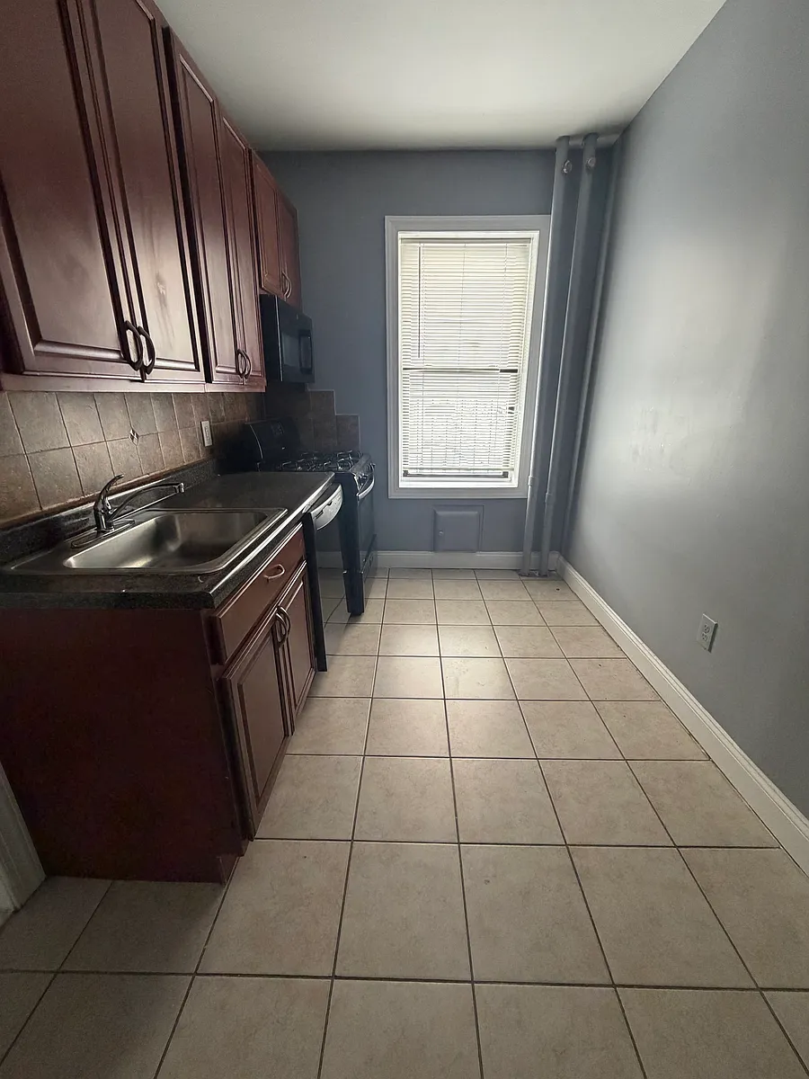 Building Photo - 42 W 29th St #4B