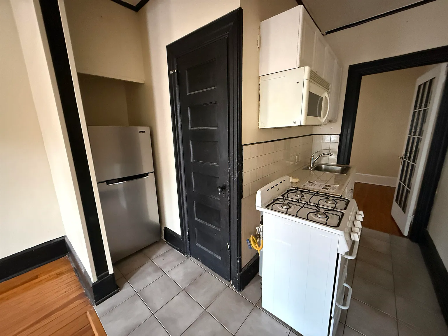 1 bed, 1.0 bath, 650 sqft, $1,800 — Photo 2