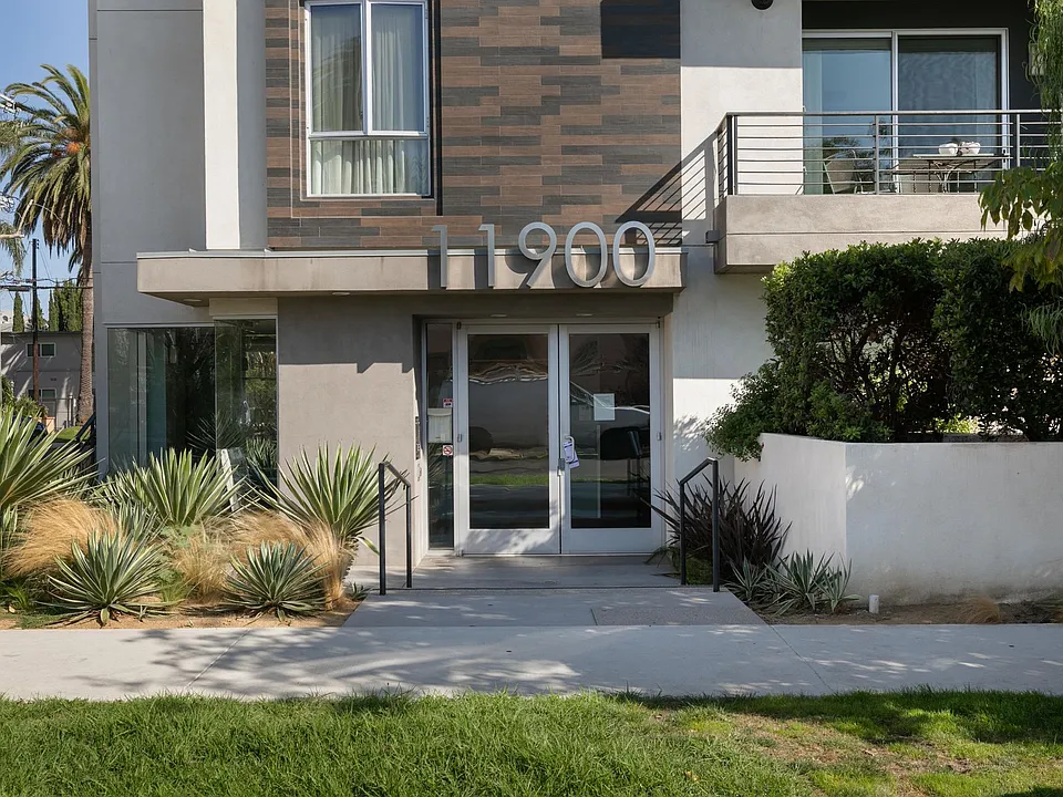 11900 Courtleigh Dr