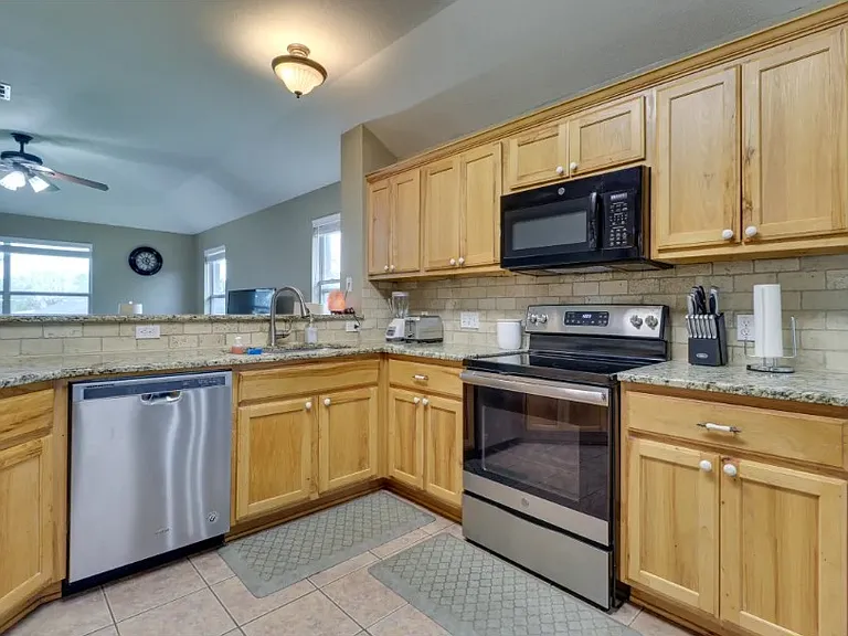 Kitchen and breakfast area