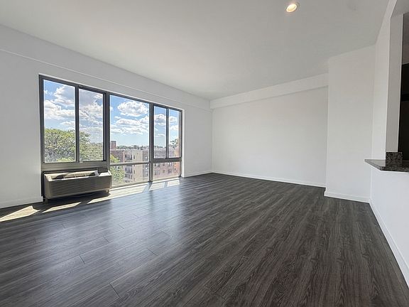 3rd image of 100 Evergreen Pl APT 5D