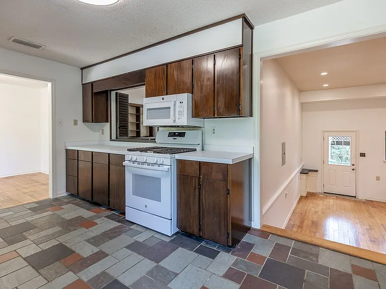 607 Spanish Main St — Photo 7