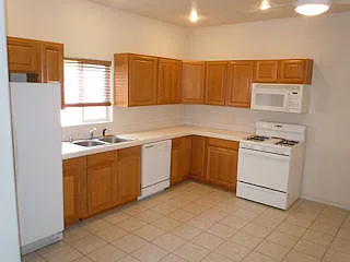 1907 Girard Blvd NE — Photo 5