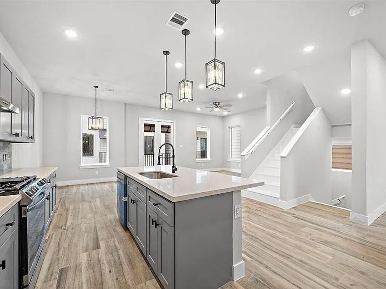 232 W 28th St #A — Photo 8