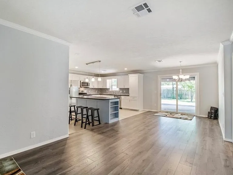 1037 Mobile Cir — Photo 4