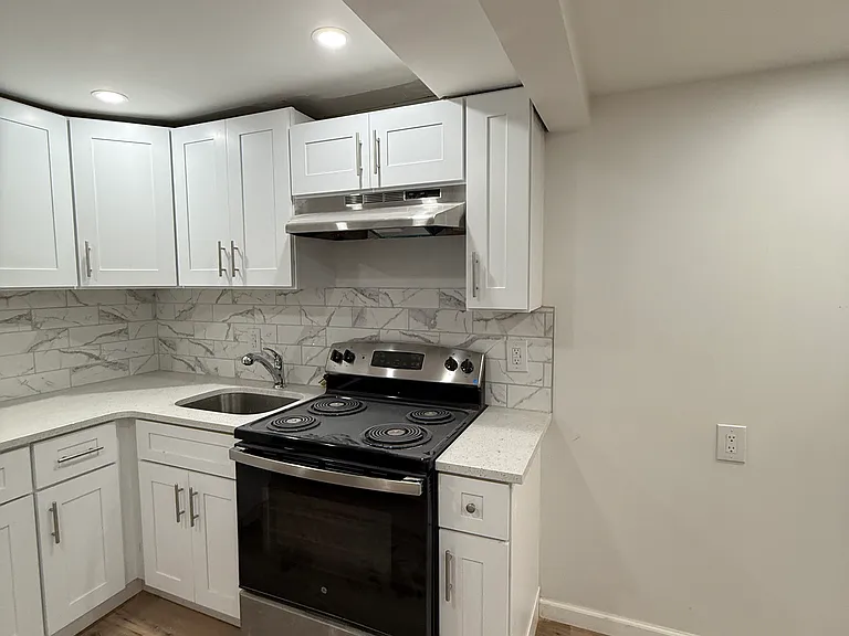 128 Campbell Ave #BASEMENT — Photo 15