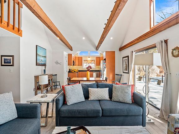 4th image of 90 Schoolhouse Rd