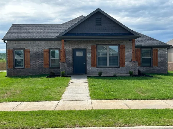 682 S Baggett St, Prairie Grove, AR 72753