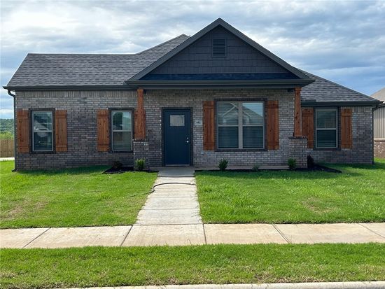 682 S Baggett St, Prairie Grove, AR 72753