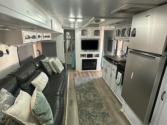 4th image of 325 Calusa St #9
