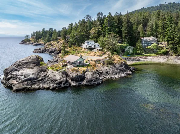 8 Arbutus Bay Rd, Bowen Island, BC V0N 1G2