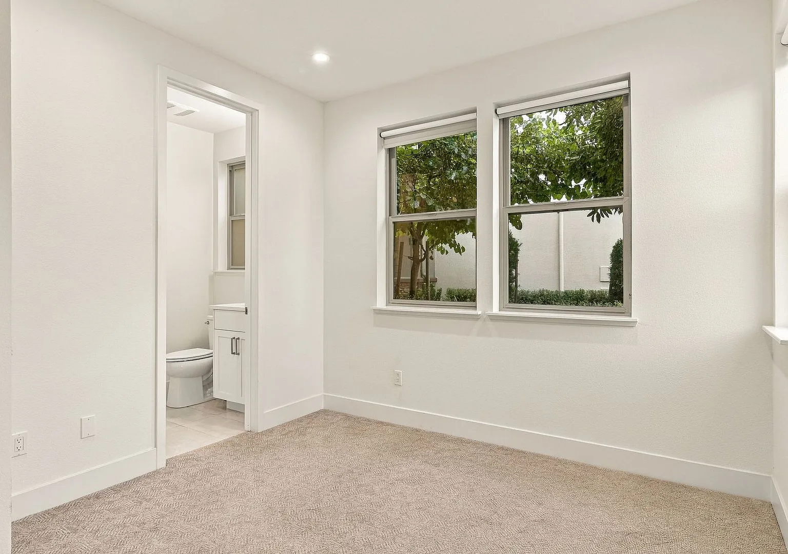 Bright Corner 3 Bed 3.5 Bath Townhome in Mountain View's Montecito Community — Photo 4