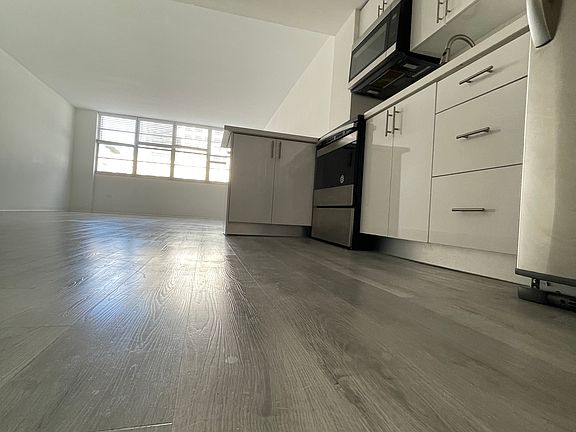 4th image of 801 Brickell Bay Dr Suite 463