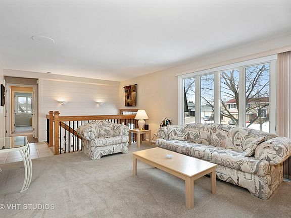 3rd image of 208 Edgebrook Dr