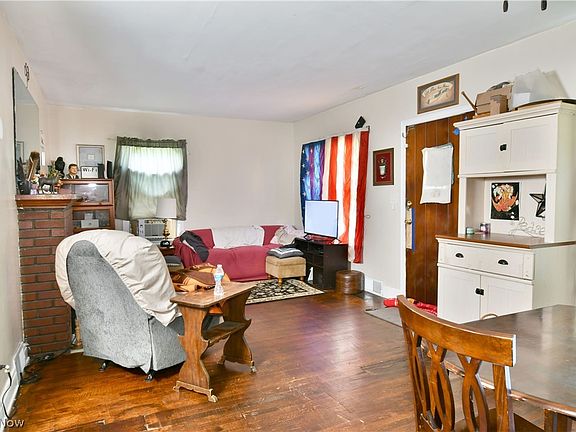3rd image of 1032 McKinley St NE