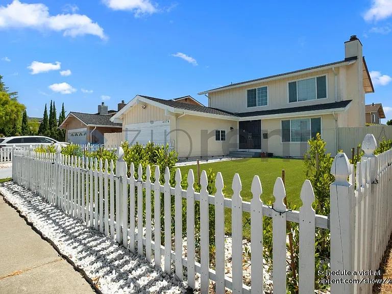 4574 Ellen Way — Photo 3
