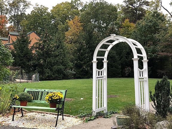 Entry to walkway to front 