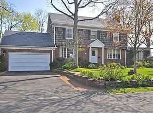 7 Lake Dr, Hewlett, NY 11557