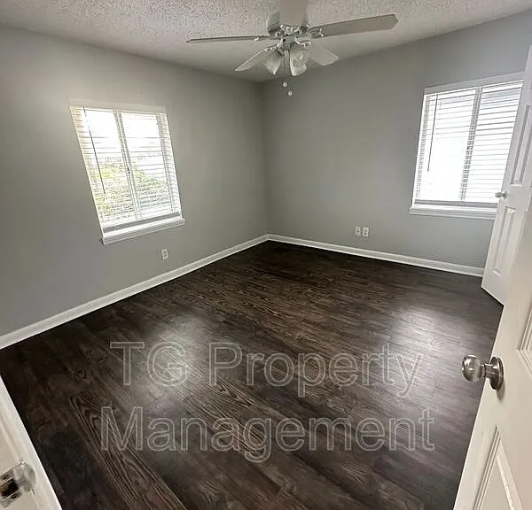 402 Lower 8th Ave S #6 — Photo 5