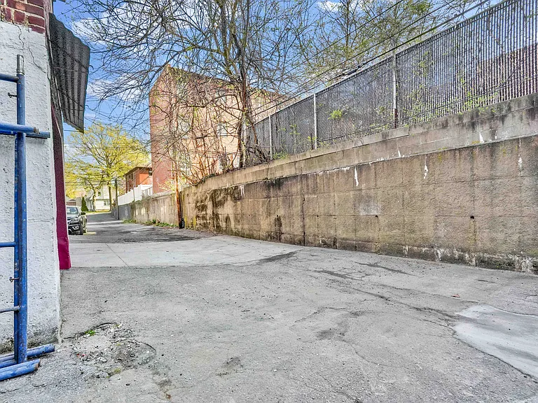 3319 143rd St — Photo 36