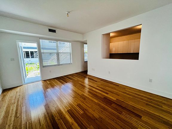 4th image of 962 Bay Dr #901