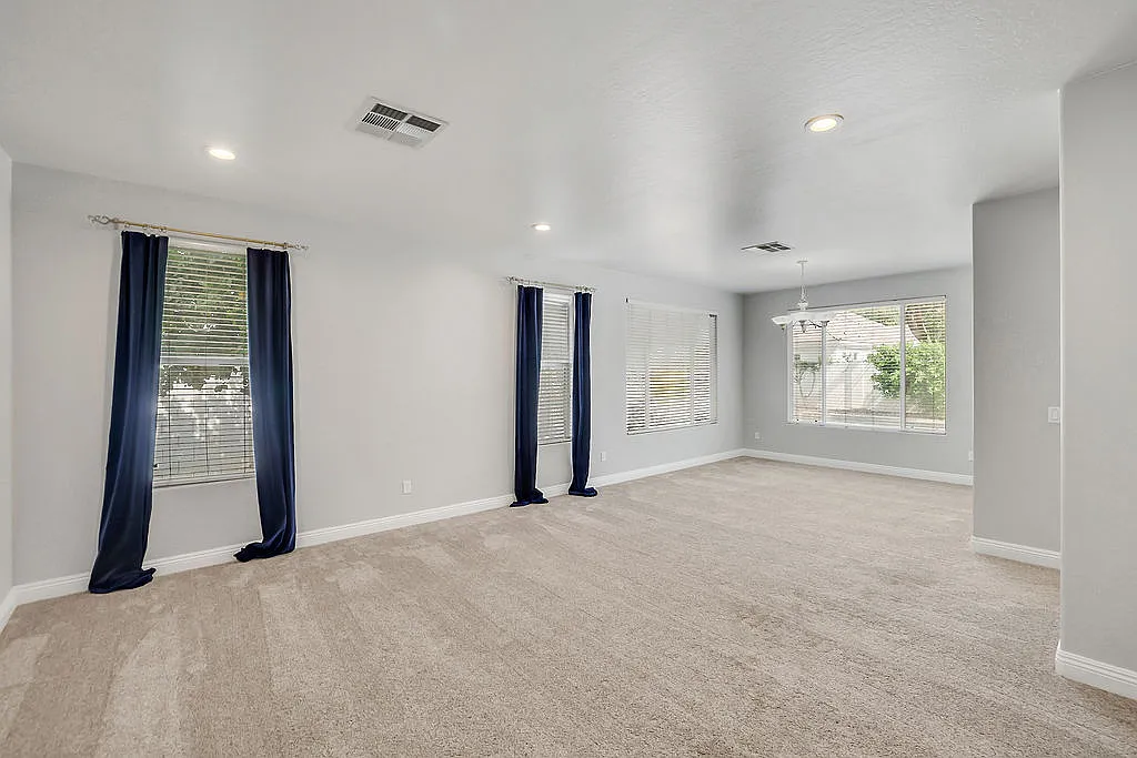 5 bed, 3.5 bath, 3571 sqft, $4,100 — Photo 4