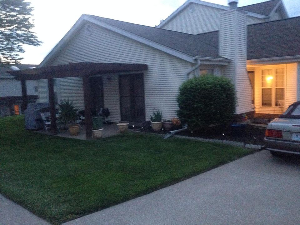 Outside patio with pergola
