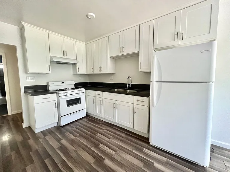 4020 Stevely Ave — Photo 3