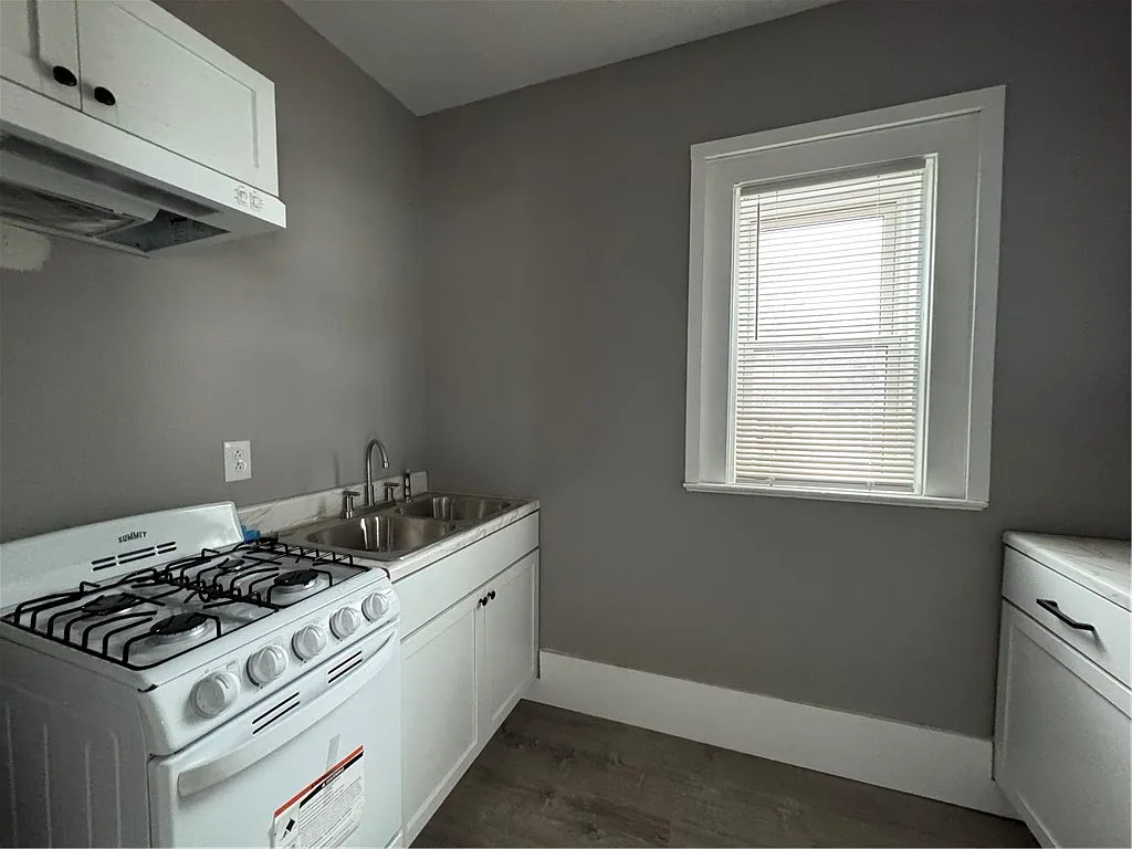 2042 Dewey Ave — Photo 4