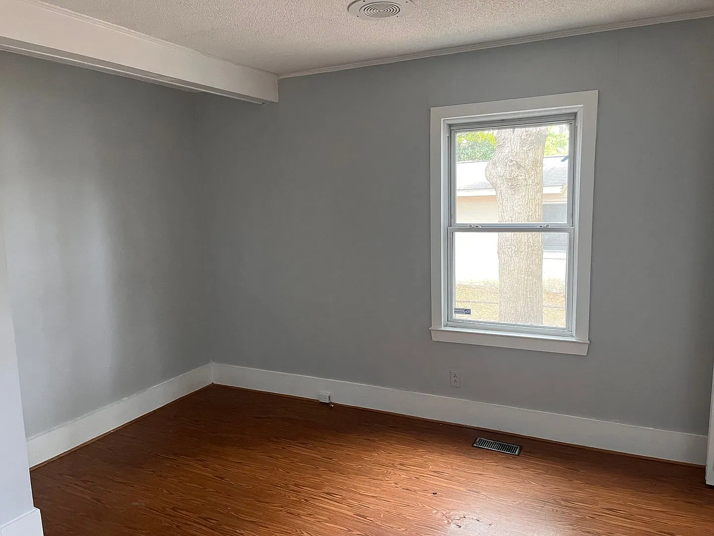 Newly Painted Single Family Home located in the Midtown — Photo 4