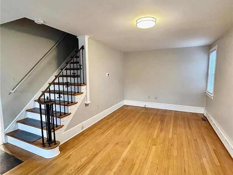 221 E Chestnut St — Photo 3