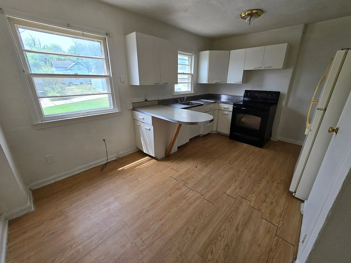 $900 - 2 Bed 1 Bath Town Home — Photo 3