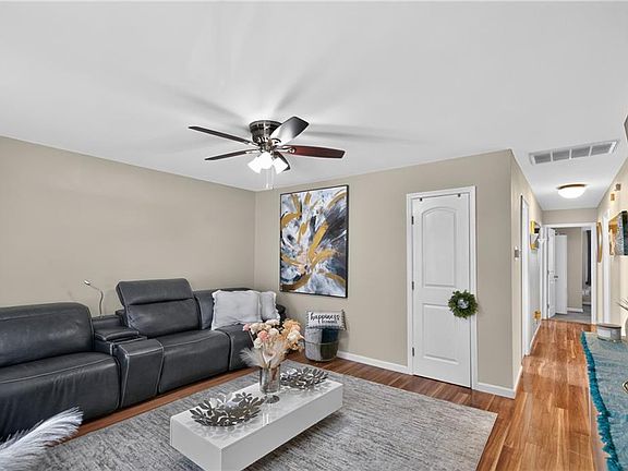 5th image of 10 Rendon Dr