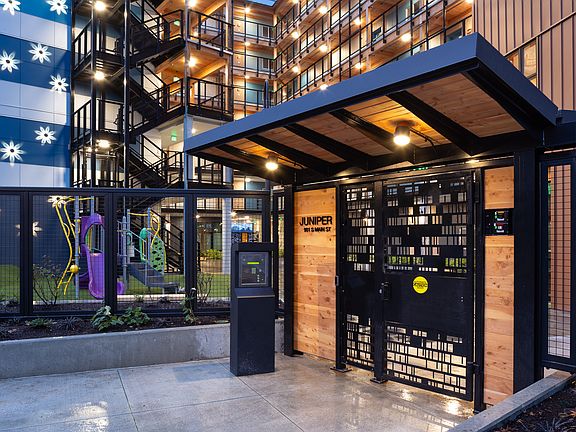 4th image of 901 S Main St #92cef7635