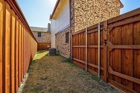 5th image of 300 Silverstone Ln