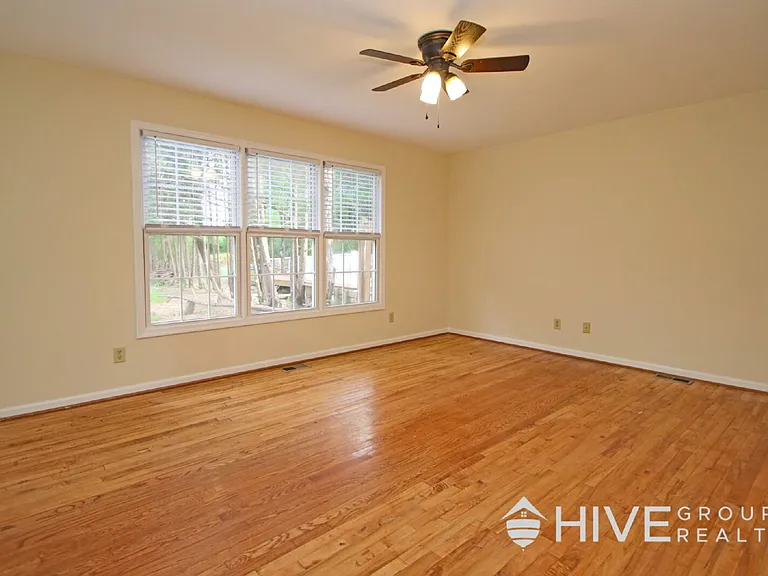 1345 Goldfinch Dr — Photo 4