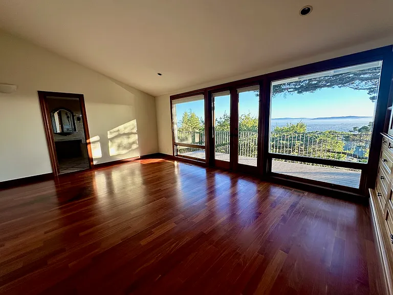 Large, main bedroom with en-suite bathroom.