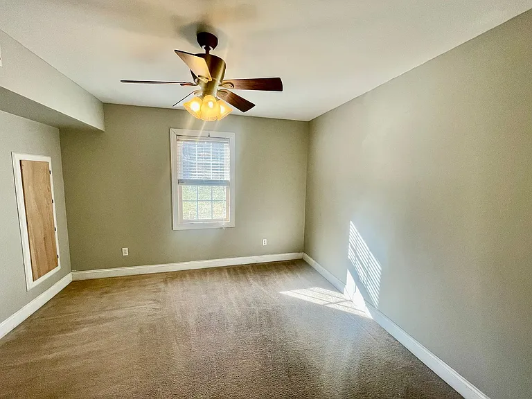 728 Sherman Dr — Photo 16