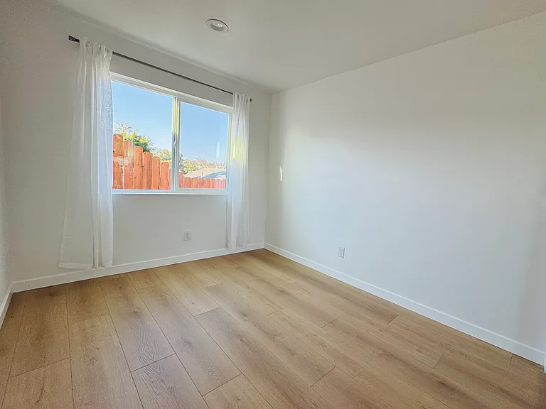 1854 Midvale Dr — Photo 4