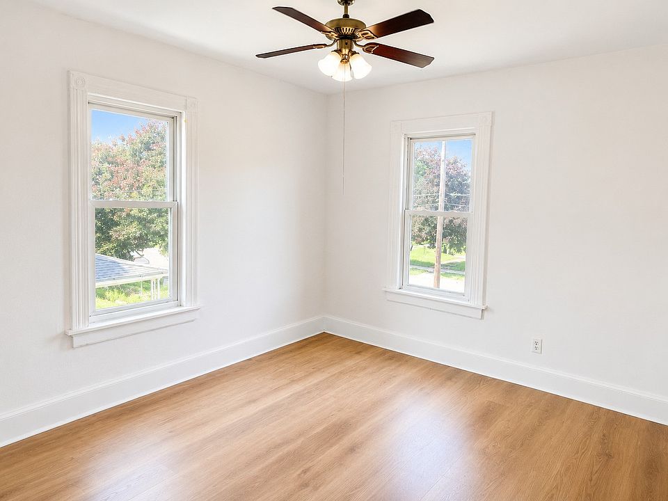 1st image of 8 Roosevelt Ave