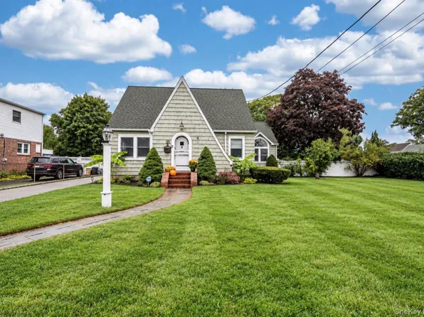21 James Street, Islip, NY 11751