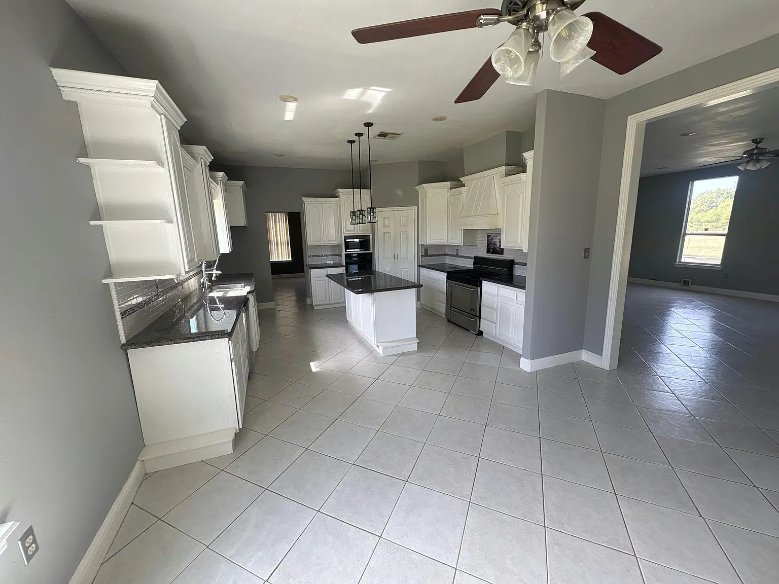 4 bed, 2.5 bath, 4176 sqft, $2,900 — Photo 3