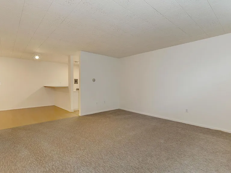 Seasons Apartments — Photo 6