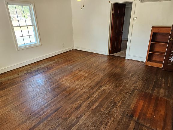 5th image of 705 Simpson St